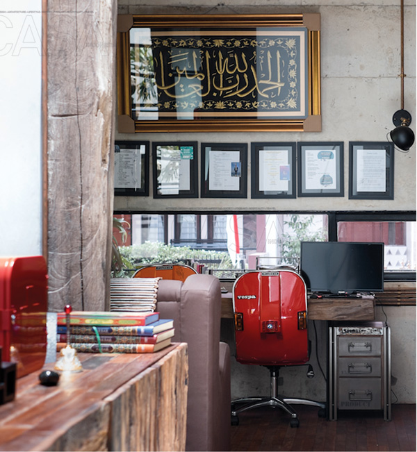 barang bekas sebagai hiasan ruang kerja