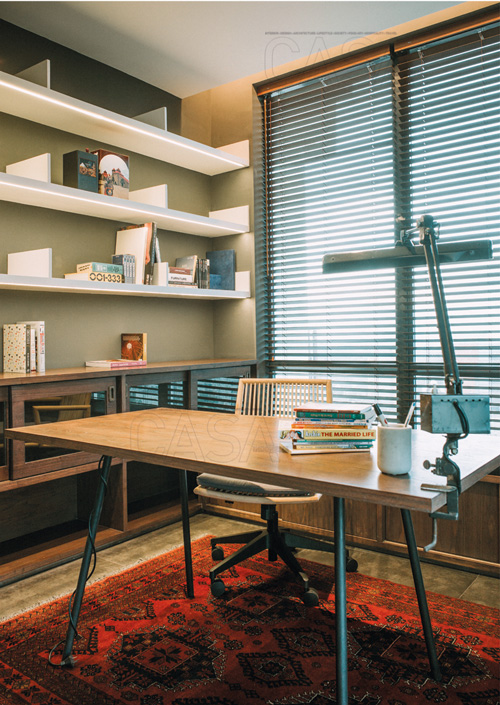 karpet bermotif di ruang kerja