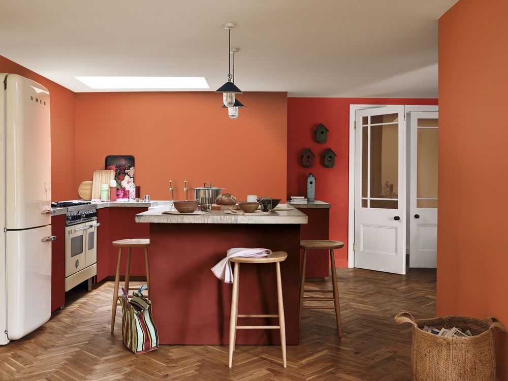 Seri warna cat rumah minimalis Spiced Honey, Auburn Flame, Spicy Paprika, dan Velvet Cake oleh Dulux