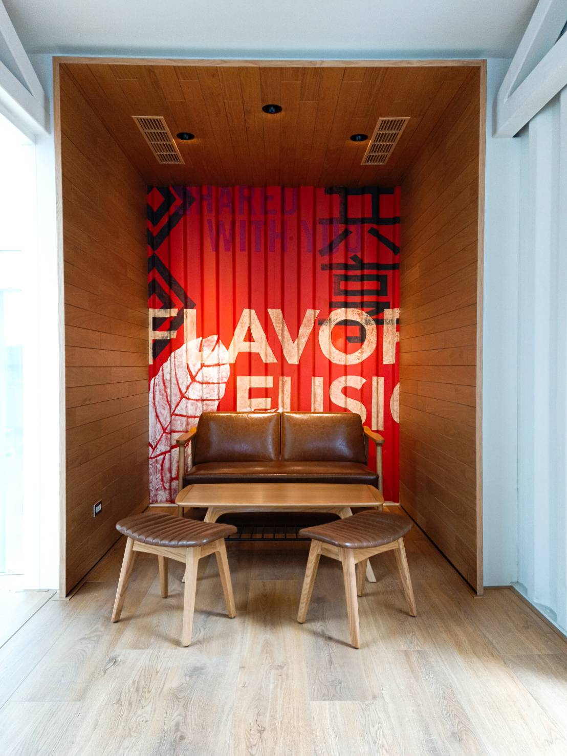 Interior dari Starbucks oleh Kengo Kuma di Hualien Bay Mall, Taiwan / Starbucks