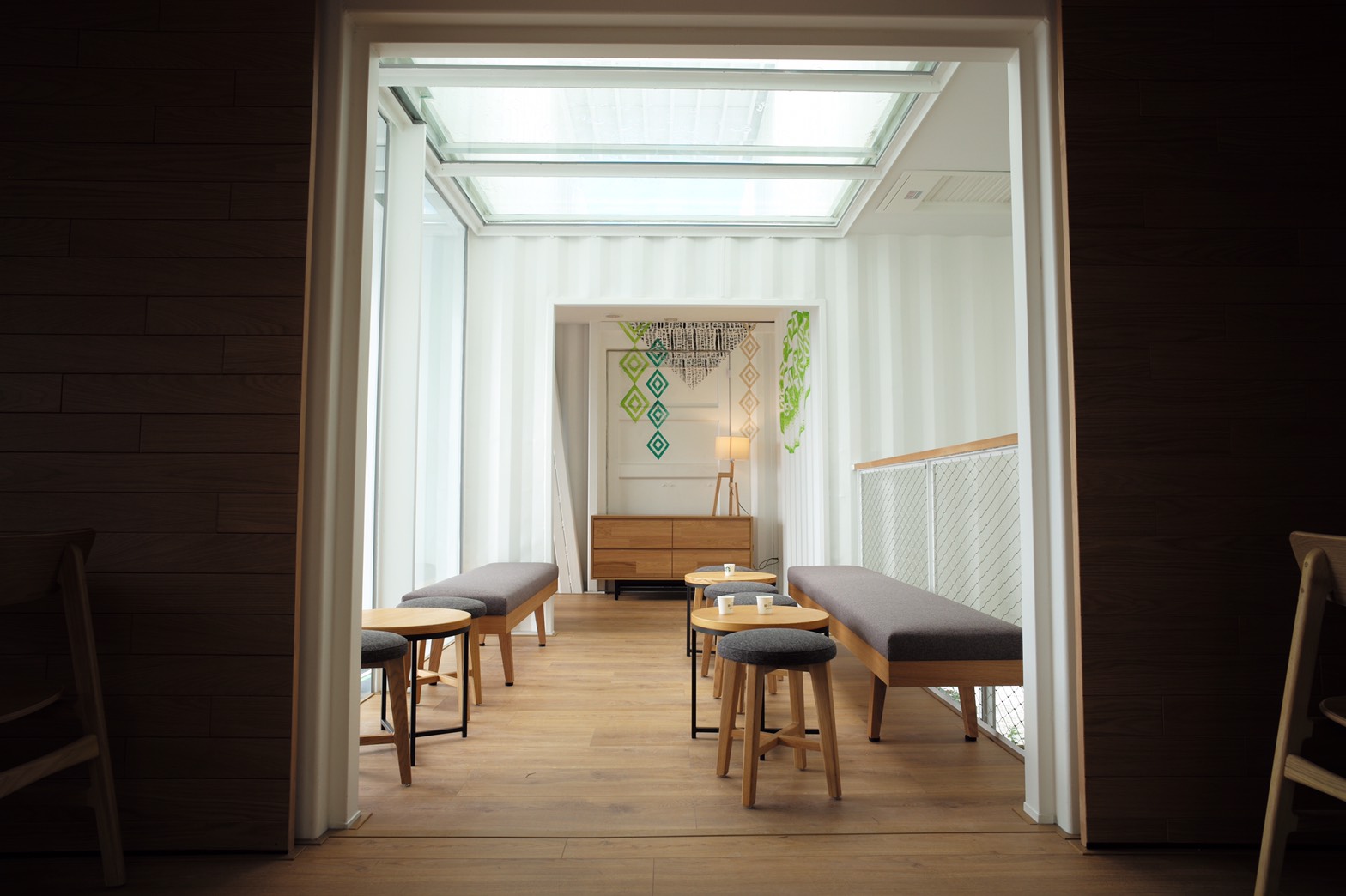 Interior dari Starbucks oleh Kengo Kuma di Hualien Bay Mall, Taiwan / Starbucks