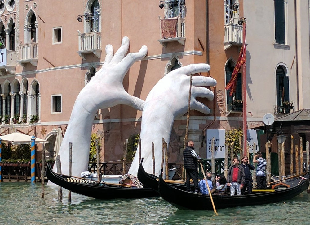 Instalasi oleh Lorenzo Quinn di Ca' Sagredo Palace dalam Venice Biennale 2017/ Aimee Dawson