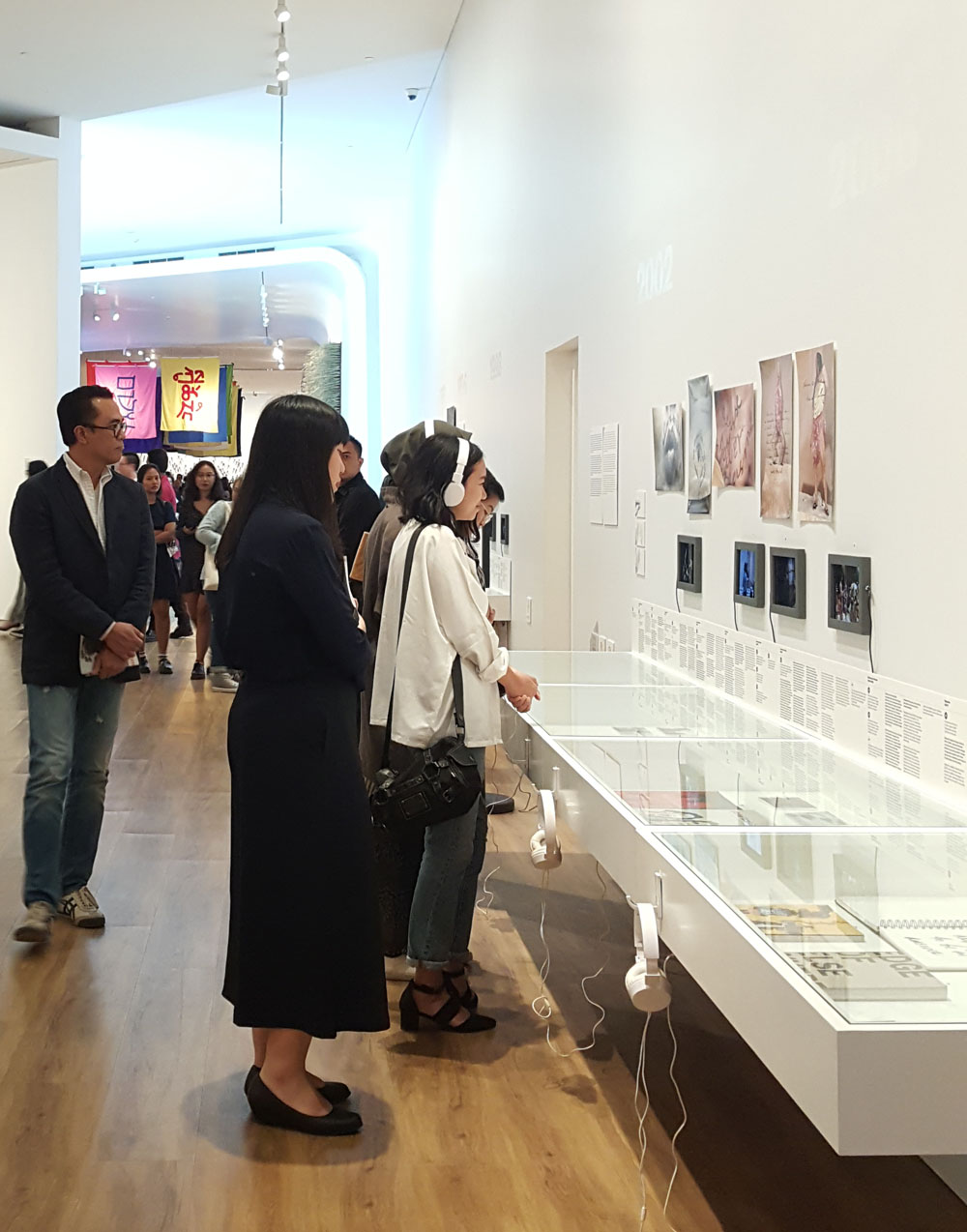 Pengunjung menonton video pertunjukan seni oleh Arahmaiani / CASA Indonesia