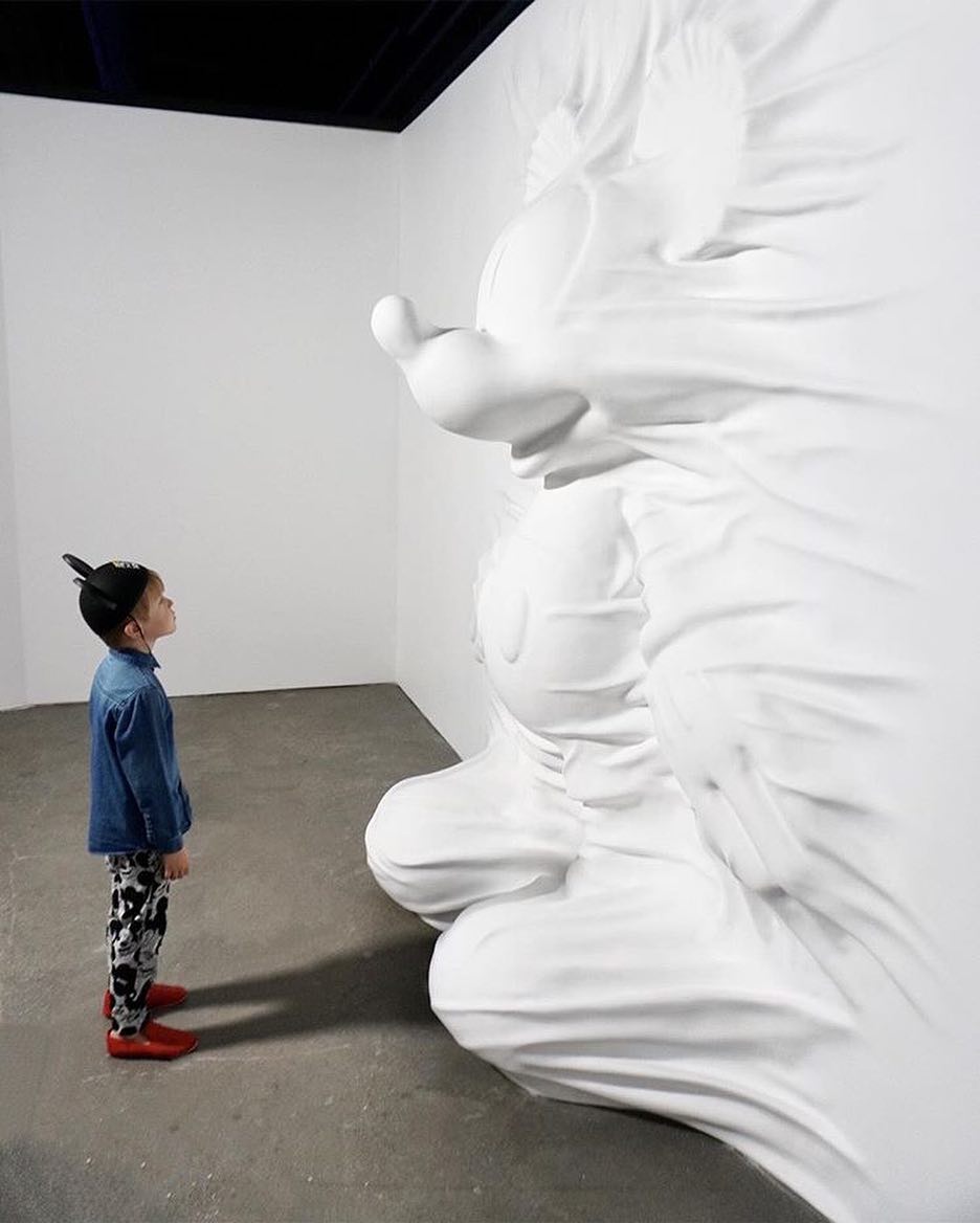 Hiding Mickey oleh Daniel Arsham di Pameran Mickey: True Original / IG Fomofeedkids / IG Mickeytrueoriginal