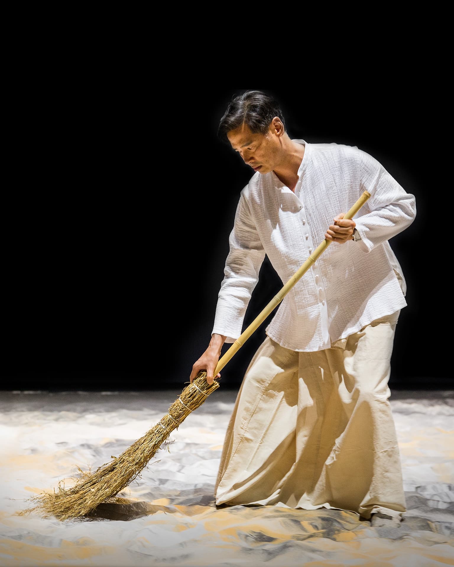 Pertunjukan tari penghancuran karya Guernica in Sand oleh Lee Mingwei / Museum MACAN