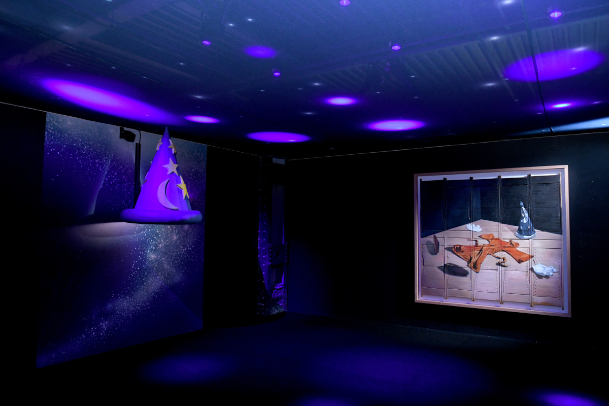 Ruang Sorcerer's Way yang menampilkan Fantasia film pertama Mickey Mouse dan karya dari Oliver Clegg / Disney