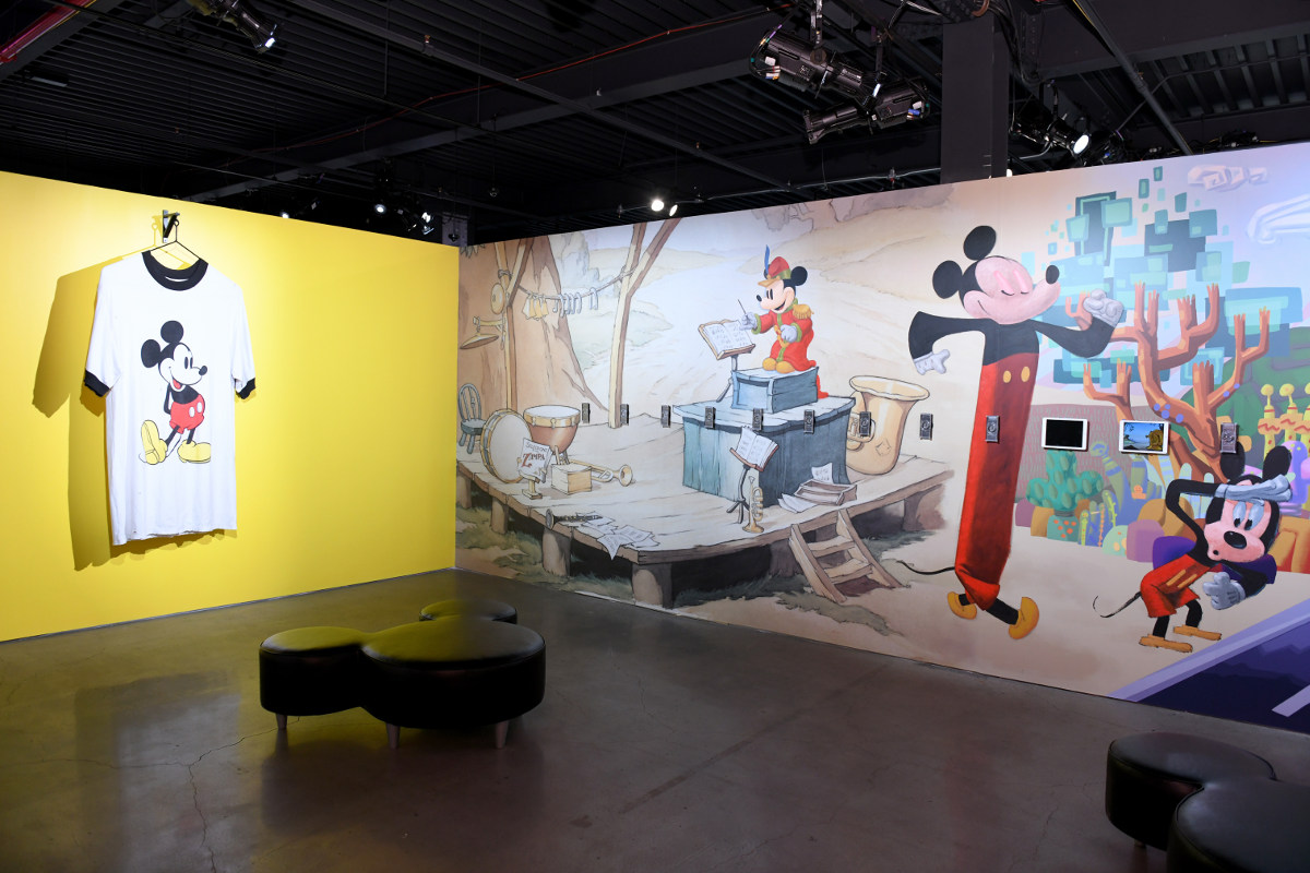 Ruang Burst Into Color di Pameran Mickey: True Original yang menampikan karya Amanda Ross-Ho di sisi kiri / Disney