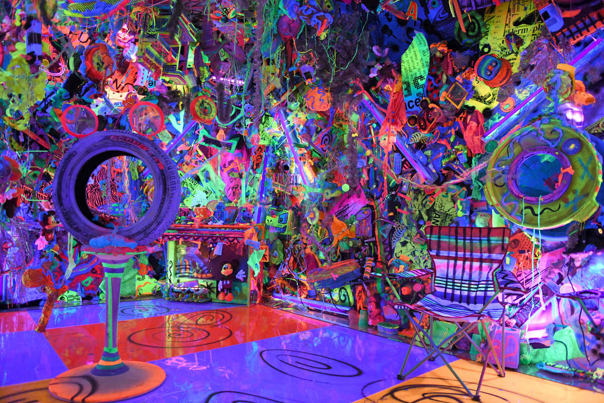 Instalasi oleh Kenny Scharf bertajuk Cosmic Cavern di Pameran Mickey: True Original / Disney