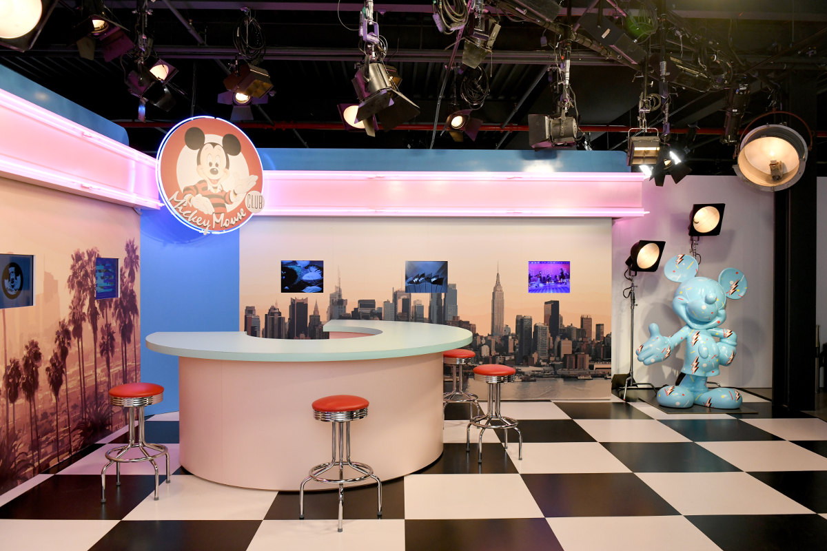 Set dari seri TV Mickey Mouse Club di pameran Mickey: True Original di New York / Disney