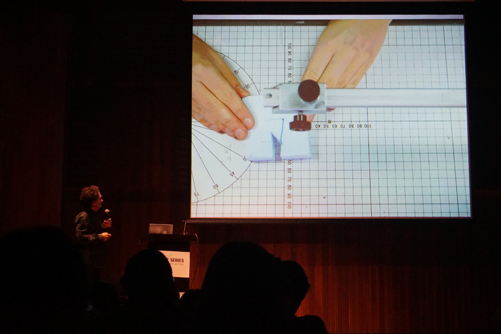 Fernando Menis menerangkan proses merancang yang dilakukannya / CASA Indonesia