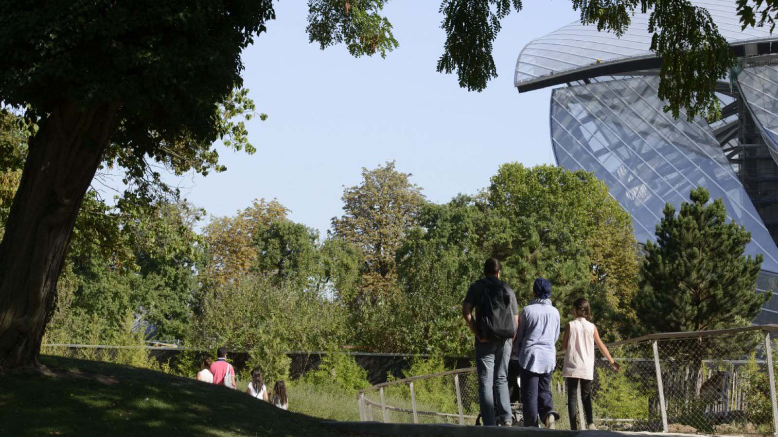 Fondation Louis Vuitton berlokasi di tengah taman publik / Mohamed Khalfi / Fondation Louis Vuitton / Metalocus