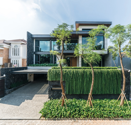 kombinasi pagar minimalis dengan tanaman hijau