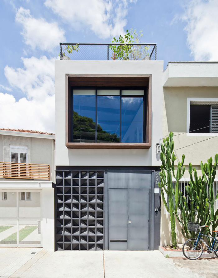 Pagar rumah minimalis dengan pintu besi