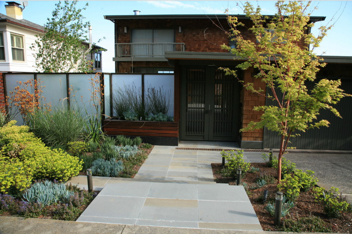 kombinasi pagar kaca dan kayu