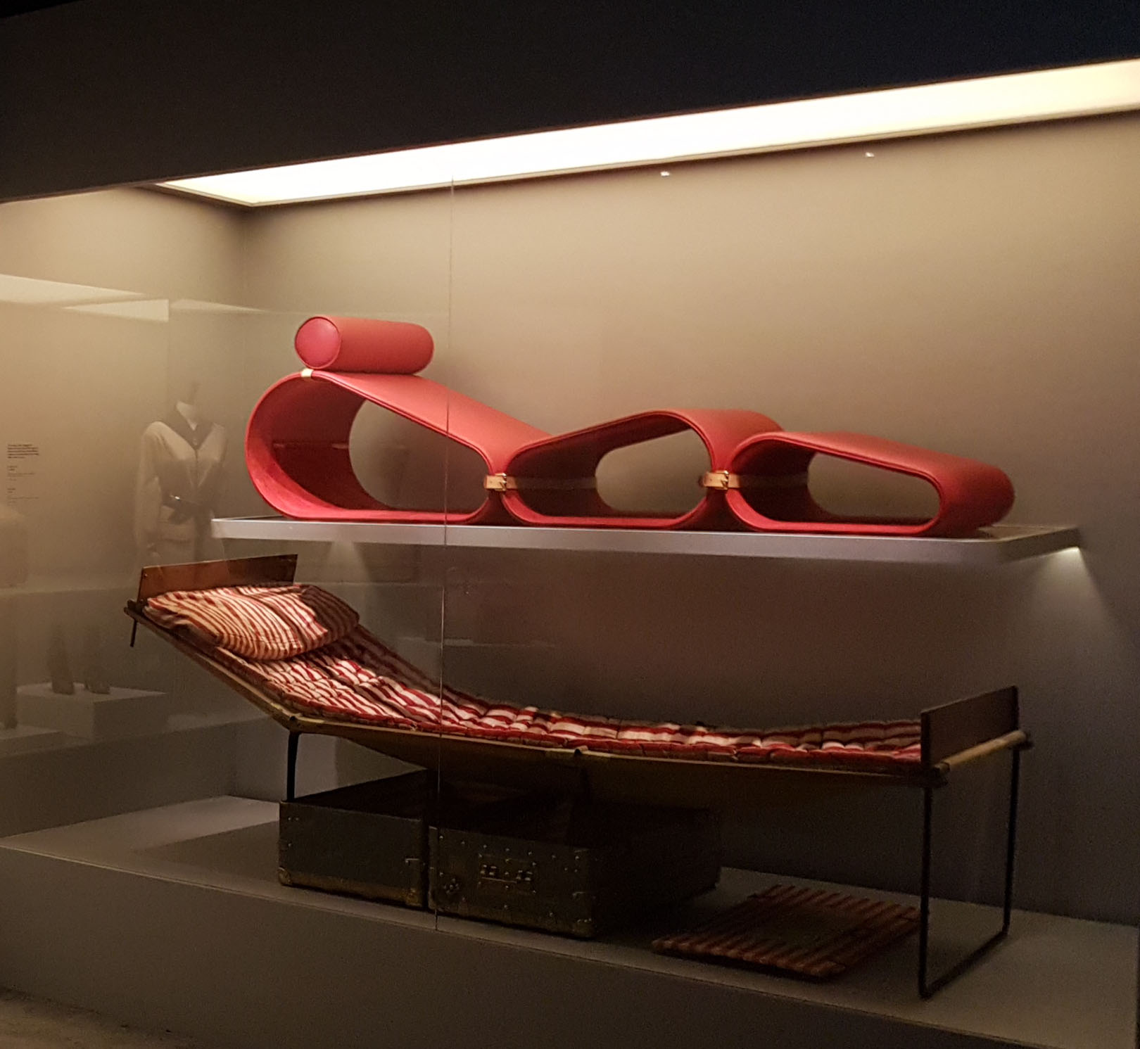 (Atas - Bawah) Lounge Chair dan Bed Trunk koleksi Louis Vuitton / CASA Indonesia