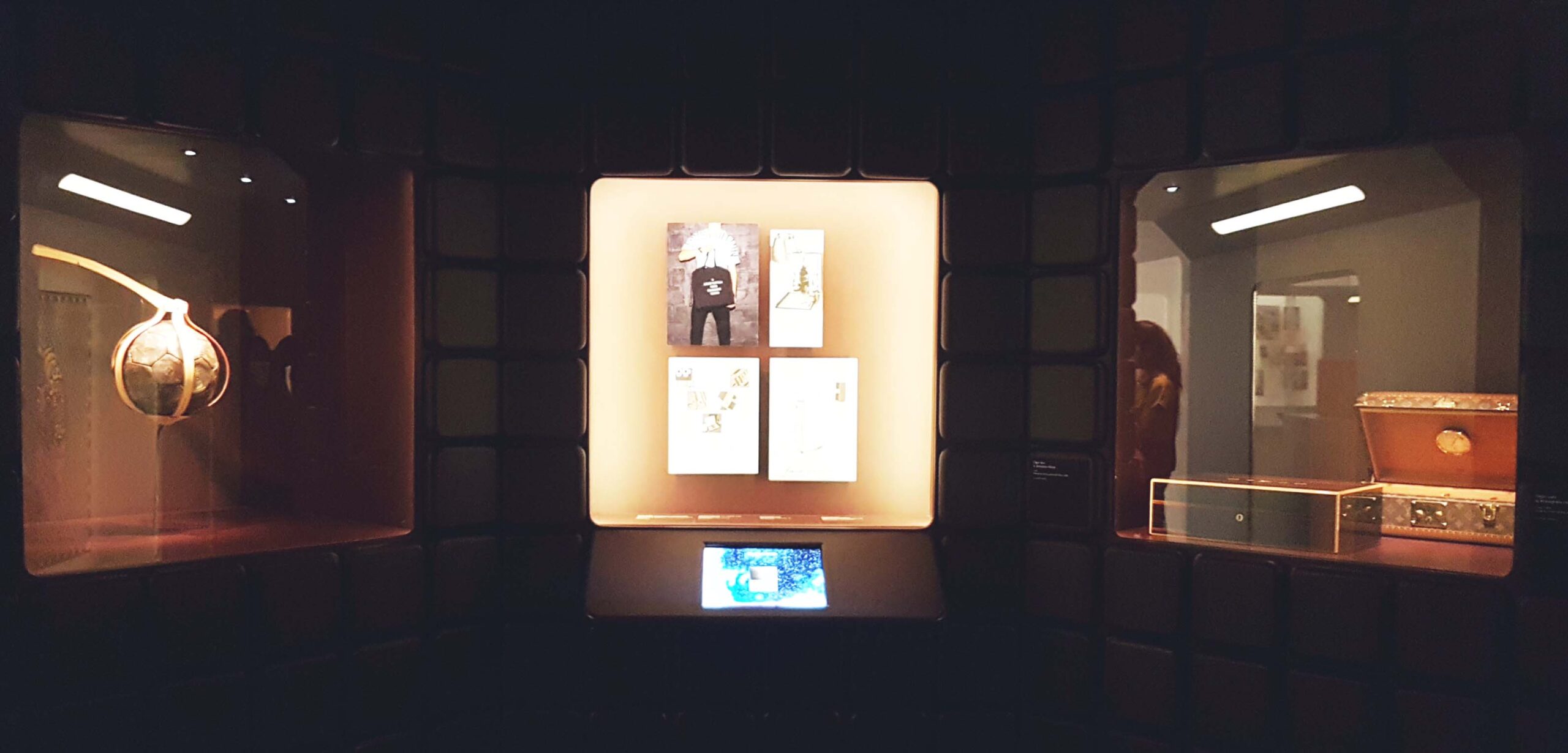 Ruang display bernuansa maskulin di Elegance in Motion / CASA Indonesia