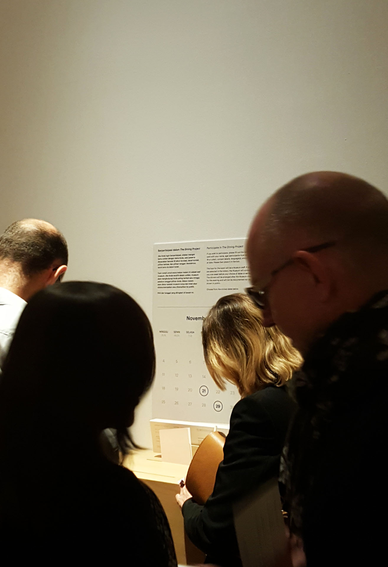Pengunjung mengikuti undian untuk berpartisipasi dalam The Dining Project oleh Lee Mingwei / CASA Indonesia