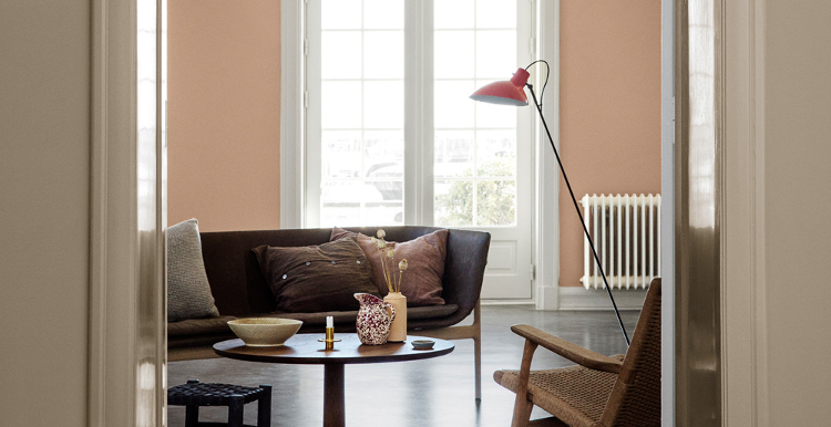 ruang tamu minimalis warna peach dan putih