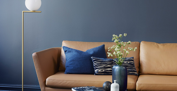 ruang tamu minimalis warna biru tua