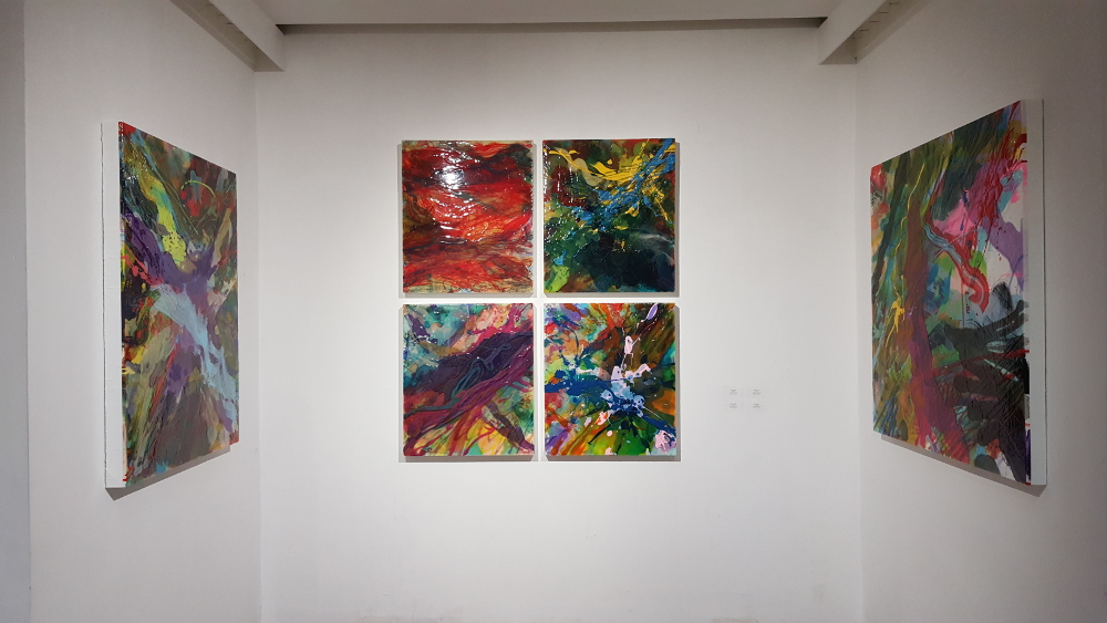 Arr. No 37, Arr. No 34, Arr. No 35, Arr. No 36 oleh Arkiv Vilmansa menampilkan permukaan akrilik yang transparan / CASA Indonesia