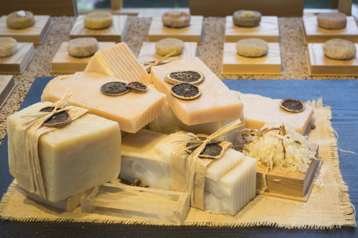 Natural Soap Class Zone di Innisfree Jeju House / Visit Korea