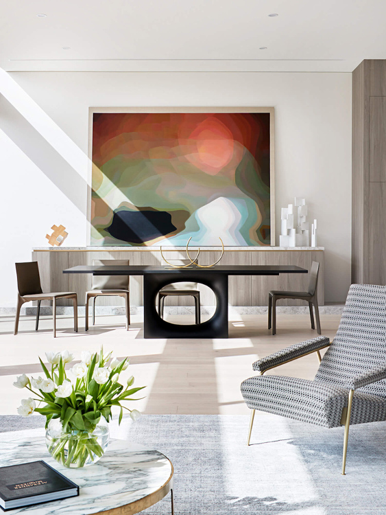 ruang tamu dengan dekorasi lukisan