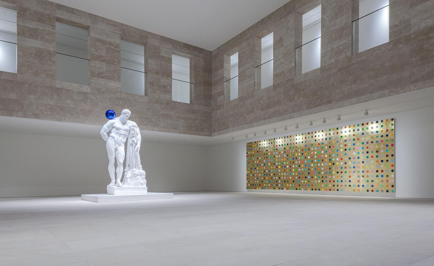 Gazing Ball (Farnese Hercules) oleh Jeff Koon dan Aurous Cyanide oleh Damien Hirst / Paradice Art Space / Paradise City Seoul