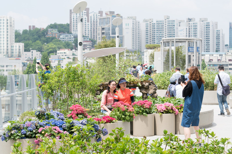 Masyarakat mengabadikan momen saat melewati Skygarden / MVRDV / Ossip can Duivenbode / Archdaily