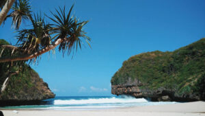 Refresh! 12 Destinasi Wisata Pantai Eksotis di Jogja