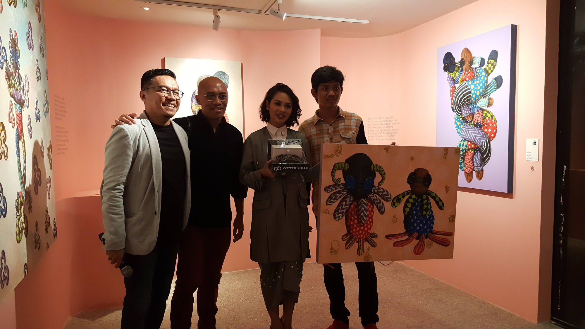 Ren Katili, Ary Indra, dan I Putu Adi Suanjaya Kencut saat penyerahan hadiah kepada Andien Aisyah / CASA Indonesia