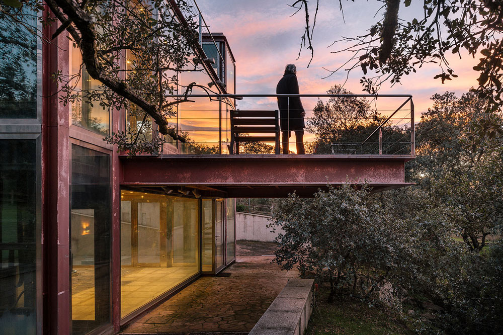 Rumah Kaca yang Refleksikan Kedamaian di Tengah Hutan