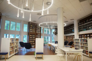 Santai dan Penuh Edukasi di Perpustakaan Erasmus Huis