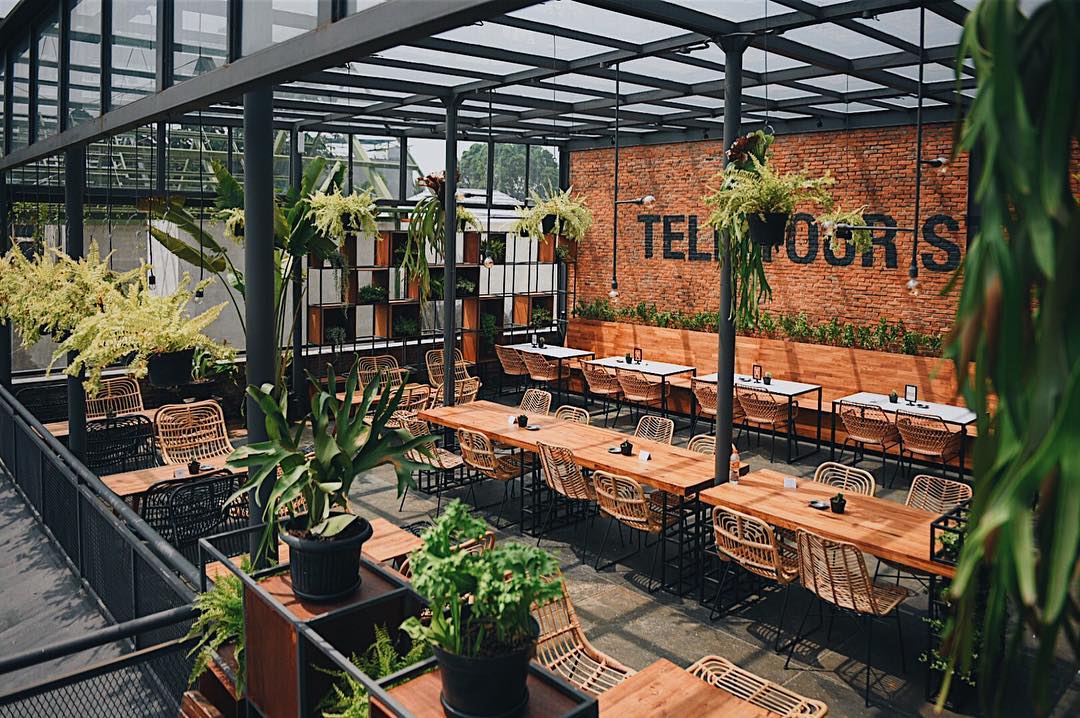 Area outdoor yang mengusung konsep urban jungle / Two Stories