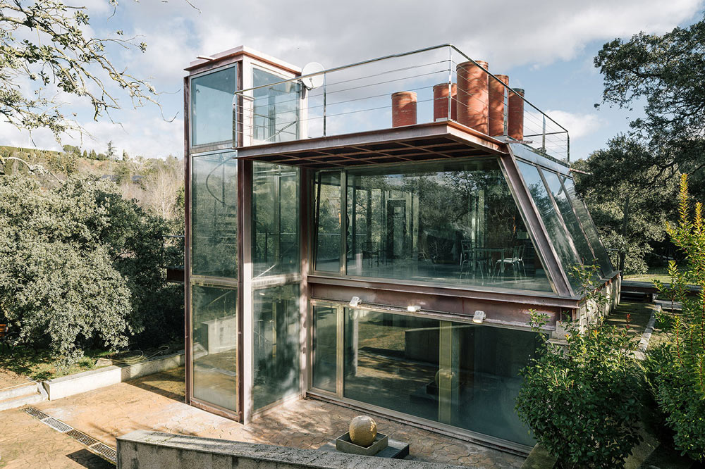 Rumah Kaca yang Refleksikan Kedamaian di Tengah Hutan