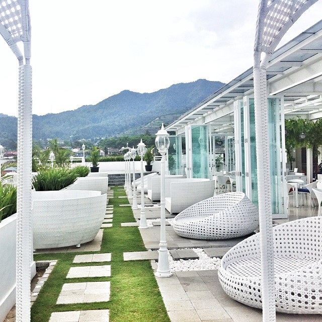 Pengunjung dapat bersantai di lounge area / Nicole's Kitchen & Lounge