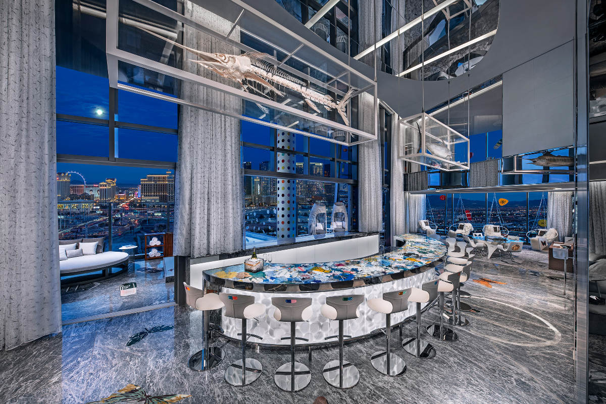 Area bar yang dihiasi karya bertajuk Here for a Good Time, Not a Long Time (2018) oleh Damien Hirst / Palms Casino Resort / Dezeen