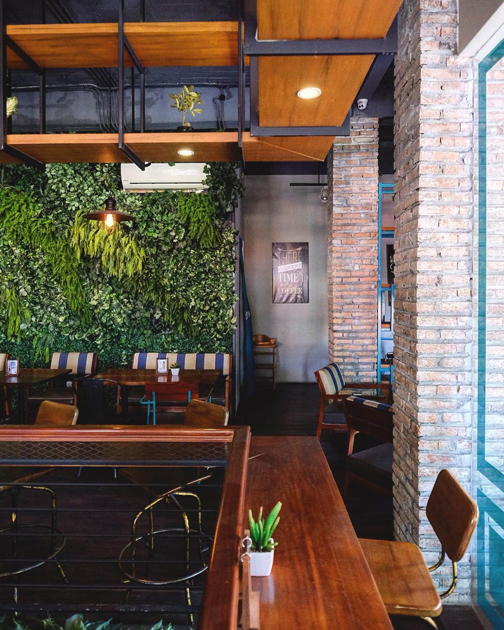 Interior dari lantai dua di Communal Coffee & Eatery_Communal Coffee & Eatery