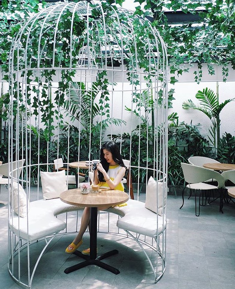 Tempat duduk di outdoor area di Noach Cafe & Bistro / Xiao Ling Chan / Noach Cafe & Bistro