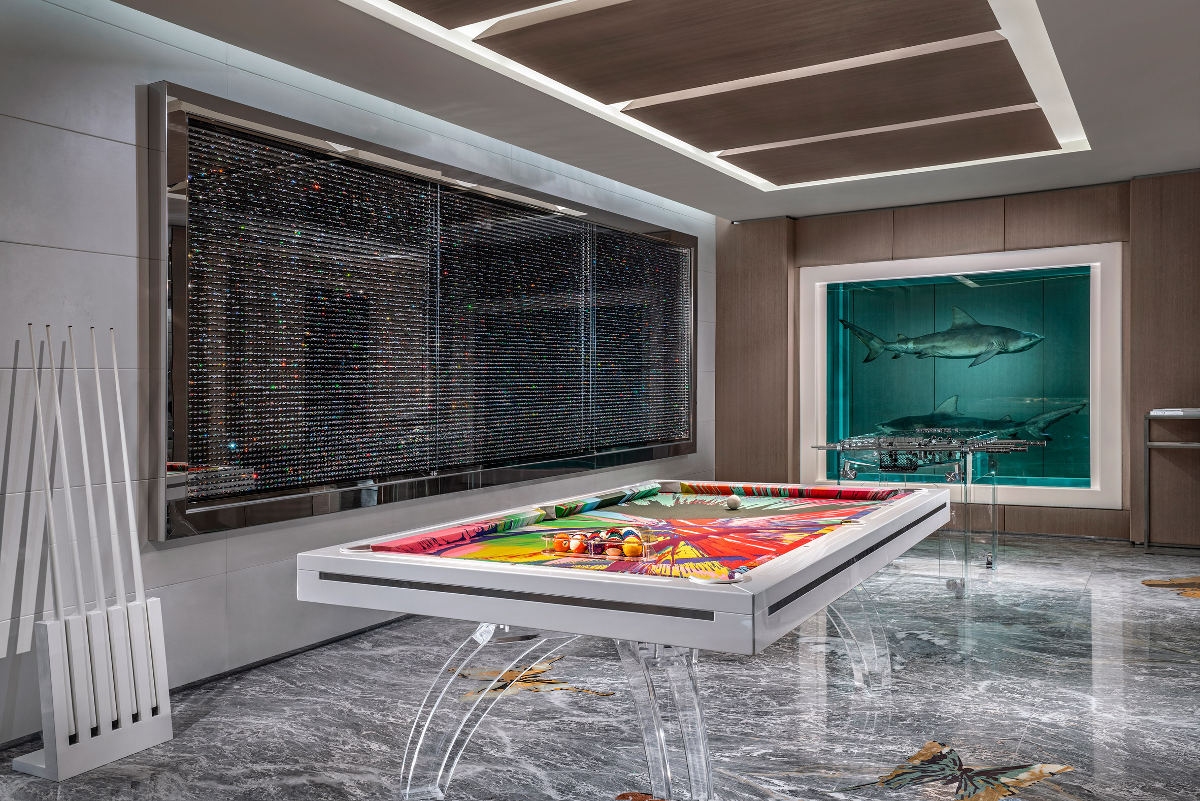 Game room yang dihiasi karya Money (2018) oleh Damien Hirst di sebelah kiri ruang / Palms Casino Resort / Dezeen