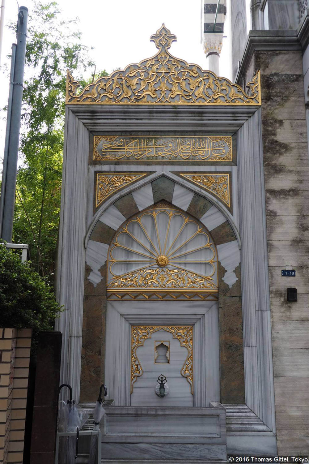 Ornamen berwarna emas di bagian luar Tokyo Camii / Thomas Gittel