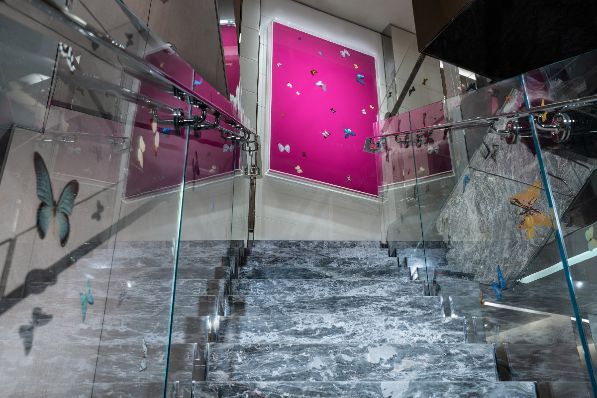 Salah satu panel bermotif kupu-kupu dalam koleksi bertajuk Royal (2018) oleh Damien Hirst / Palms Casino Resort / dezeen