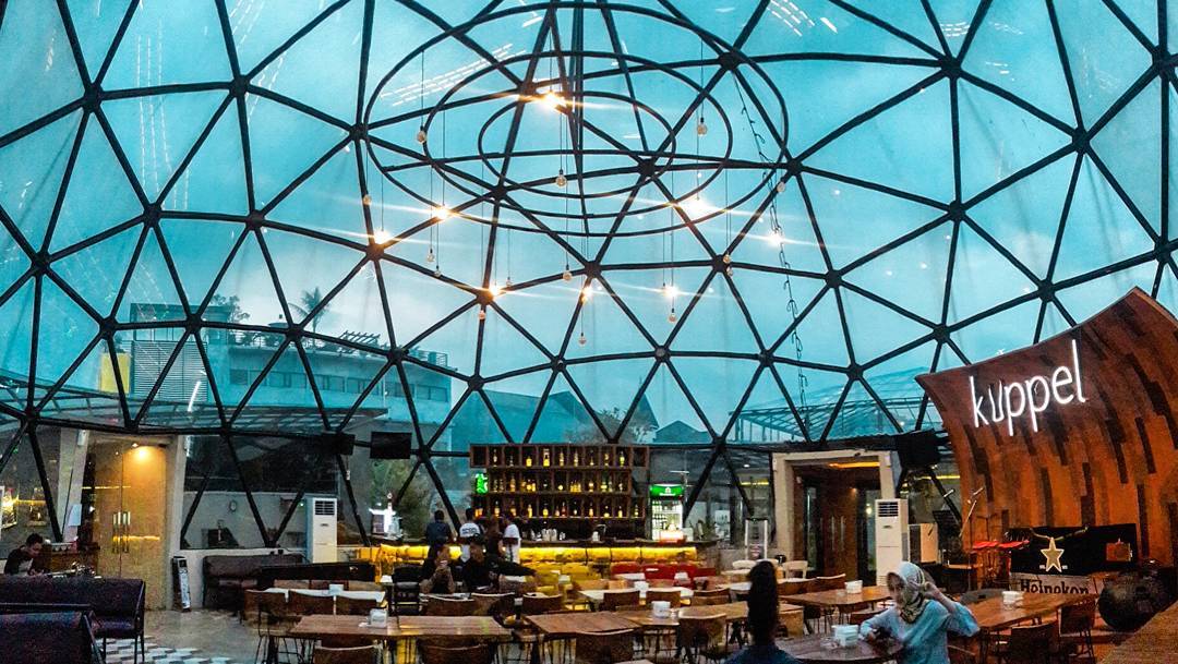 Bagian dalam dari Kuppel Dining & Bar / Reindhardlasut