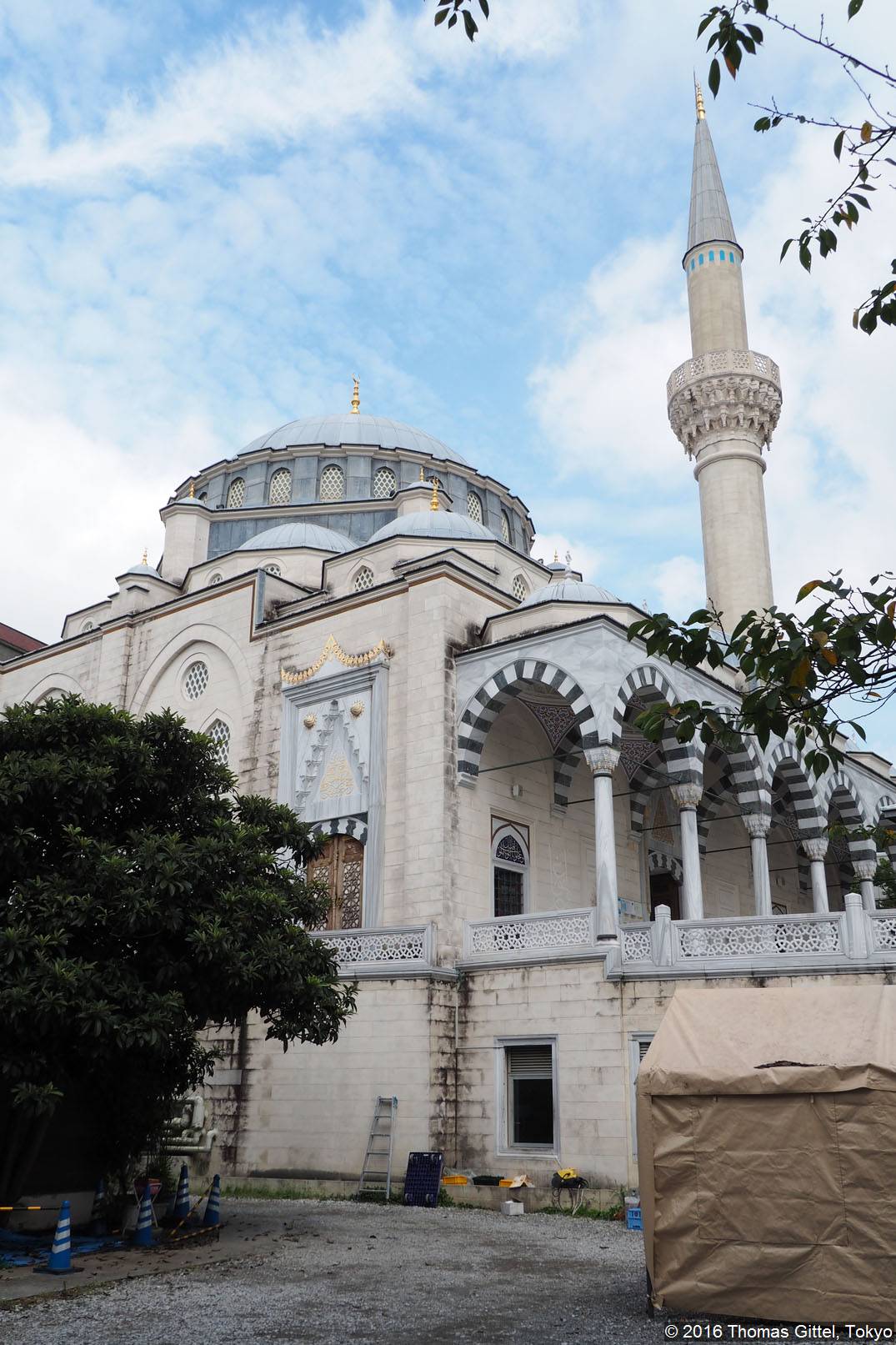 Fasad dari Tokyo Camii / Thomas Gittel