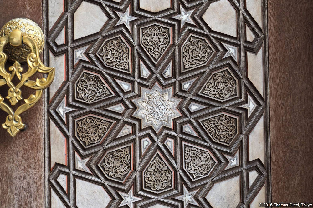 Ornamen geometris yang menghiasi pintu di Tokyo Camii / Thomas Gittel
