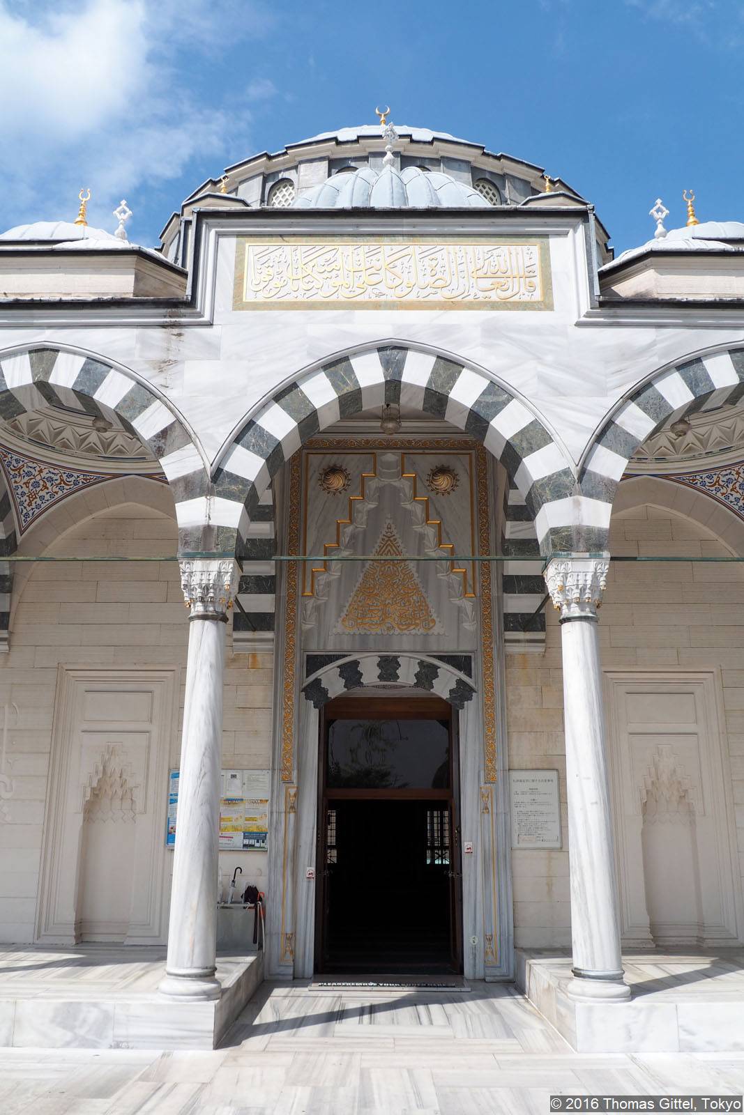 Bentuk arch yang hadir di seantero gedung Tokyo Camii / Thomas Gittel
