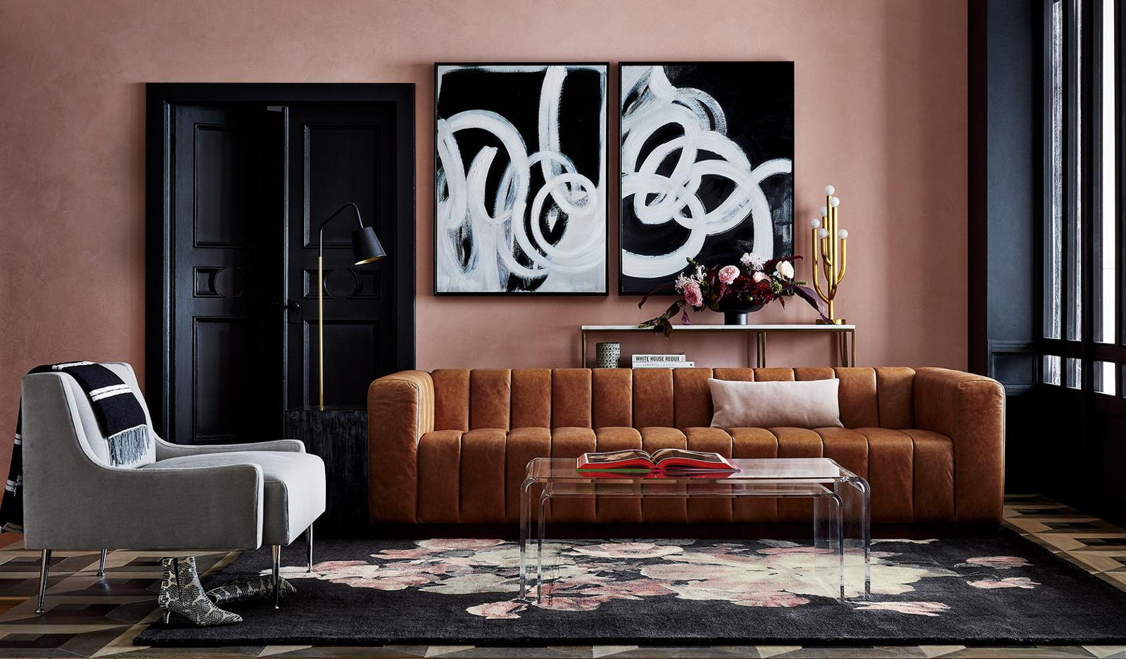 Coffee table akrilik melebur bersama interior ruang tamu bergaya eklektik