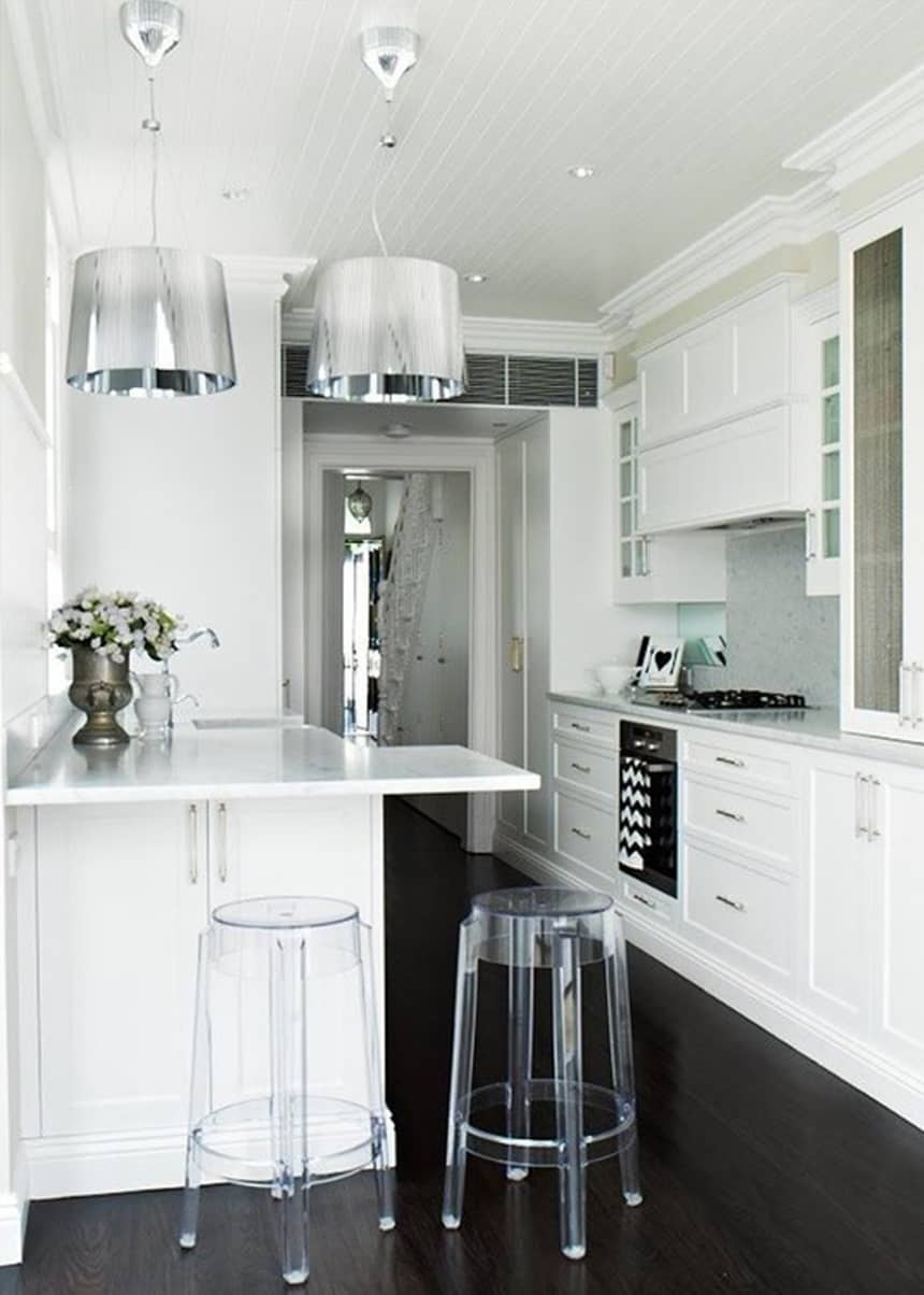 Kartell Ghost Chair digunakan sebagai stool di dapur