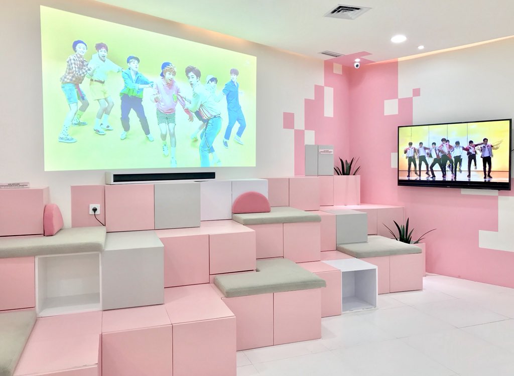 Area duduk di bagian resepsionis kantor SM Entertainment Indonesia / Twitter SMTOWN_Idn