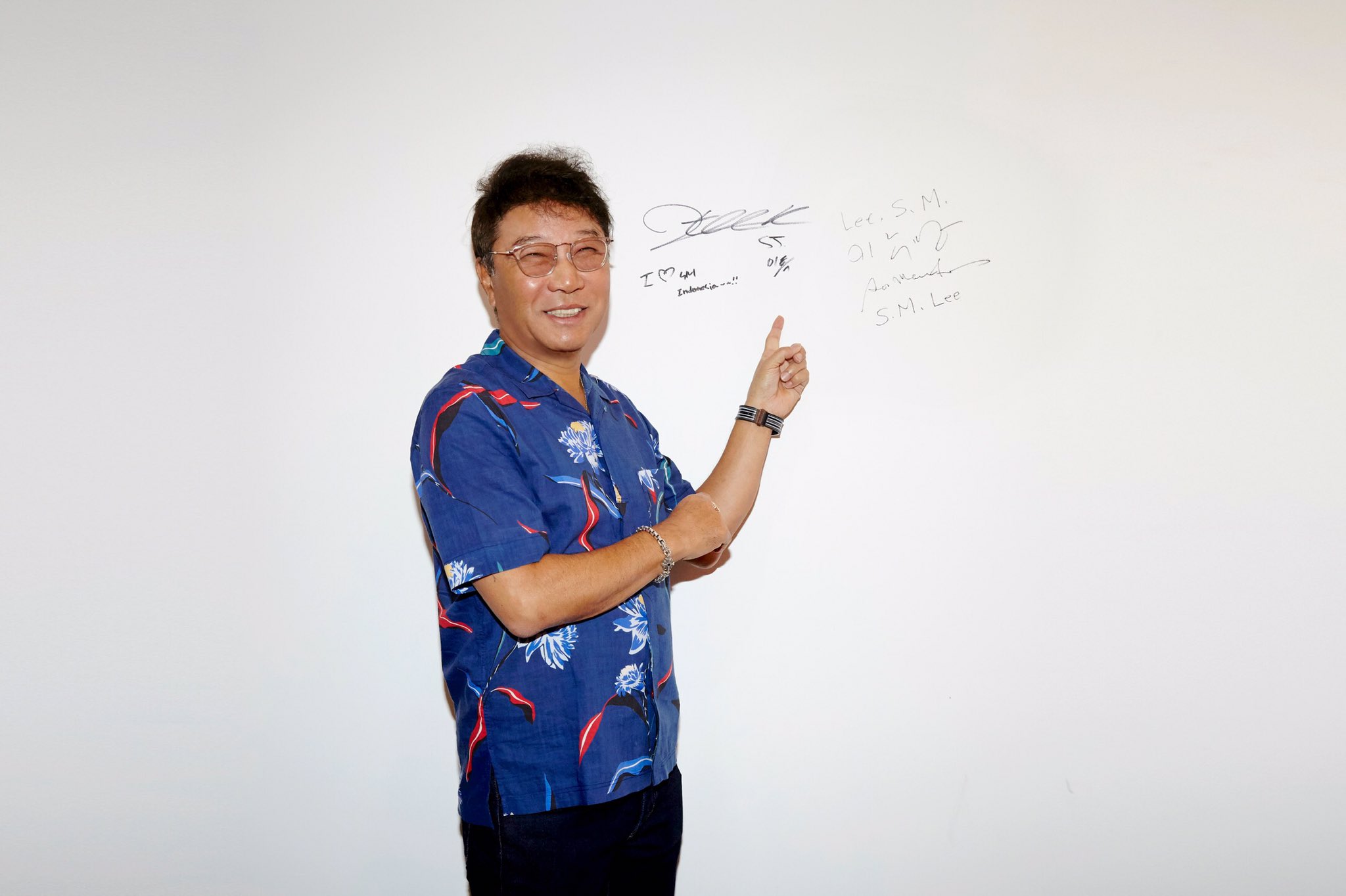 Lee Sooman sebagai founder tampak mengunjungin kantor SM Entertainment di Indonesia / Twitter SMTown_Idn