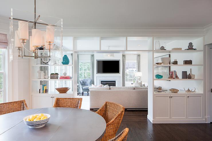 Chandelier berwujud kotak terbuat dari akrilik